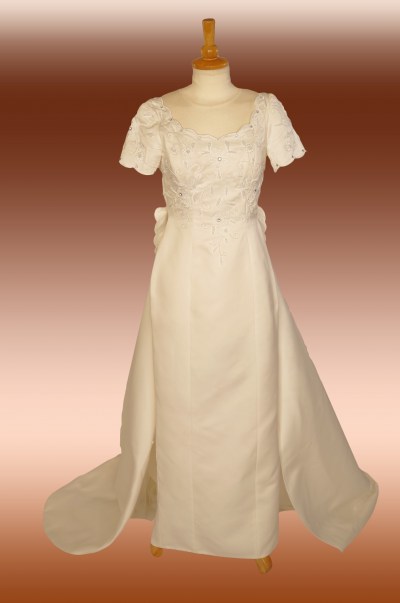 Rainie wedding dress with detachable train - front